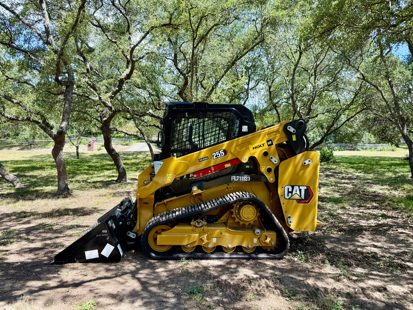 CAT 255 CLOSED CABIN COMPACT TRACK LOADER